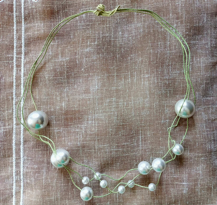 Objets de Bibi - Collana in filo di carta resinata verde con perle bianche.